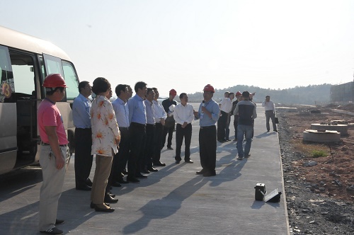 视察三清山机场建设项目