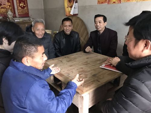 图为信州区人大常委会副主任夏子福（右二）询问脱贫户侯子光脱贫情况。